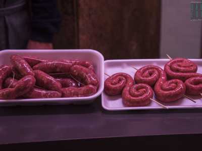 A Toritto invece la celebrit� � la cervellata, salsiccia realizzata con le parti pi� umide di bovino e suino, ai quali si aggiunge il formaggio pecorino. Si tratta di un prodotto inserito nell�elenco dei Pat (prodotti agroalimentari tradizionali italini) e omaggiato dal paese con una Sagra ad hoc fondata nel 1982, che l�8 ottobre taglier� il traguardo dei 40 anni di vita (Foto di Nicola Imperiale)